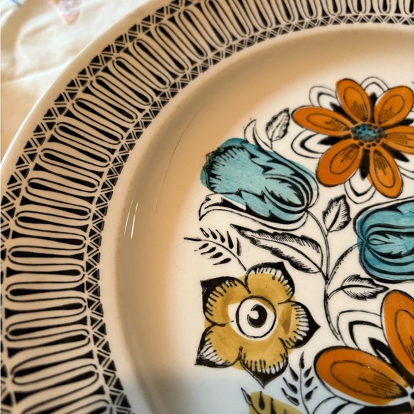 Vintage Floral Patterned Dinner Plates - Picture 4 of 6